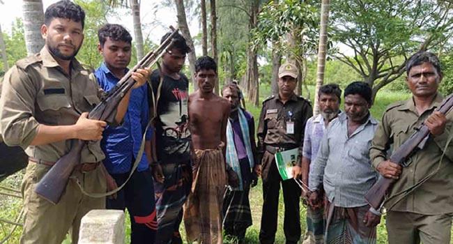 সুন্দরবনের বিষ প্রয়োগে মাছ ধরার দায়ে ৬ জেলে আটক