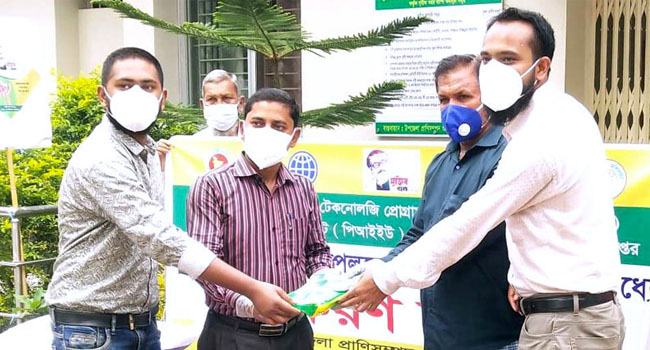 মিরসরাইয়ে করোনাঝুঁকি নিয়ে সেবা দিয়ে যাচ্ছে প্রাণিসম্পদ অধিদপ্তর