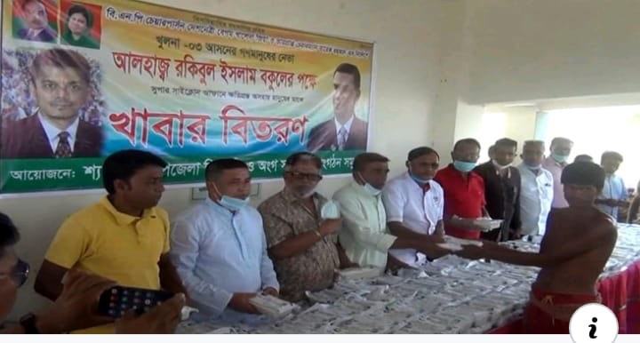 শ্যামনগরে আমফানে ক্ষতিগ্রস্থদের মাঝে বিএনপি নেতা বকুলের খাবার বিতরণ