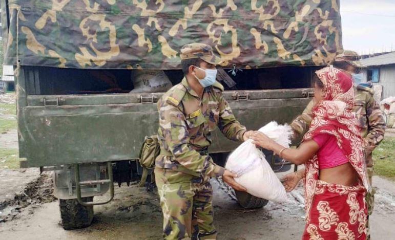 নারায়ণগঞ্জে ৮’শ পরিবারকে ত্রাণ দিয়েছে সেনাবাহিনী