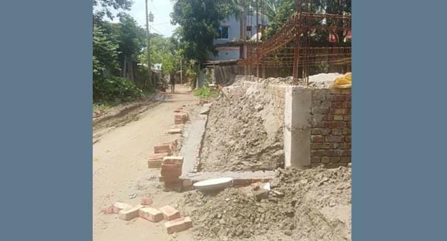 সিংগাইরে রাস্তা দখল করে বসতবাড়ি নির্মাণের অভিযোগ