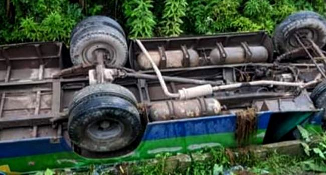 সাটুরিয়ায় শ্রমিক নিয়ে বাস খাদে; আহত অর্ধশতাধিক