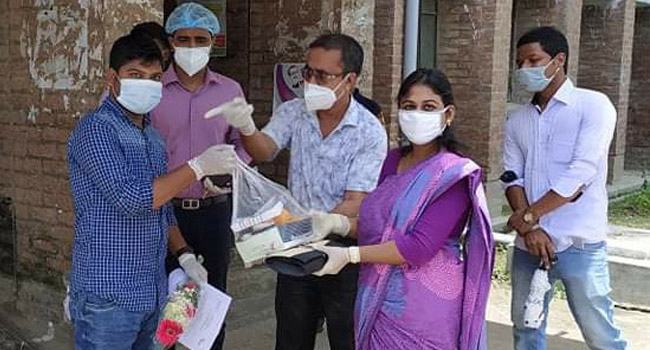 বাগাতিপাড়ায় তিনি করোনাজয়ীকে ইউএনও’র ফুলেল শুভেচ্ছা