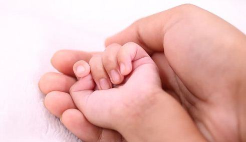 সন্তানের স্বীকৃতির দাবিতে অসহায় নারীর মামলা