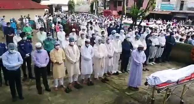 মা-বাবার কবরের পাশে সমাহিত হলেন মেয়র কামরান