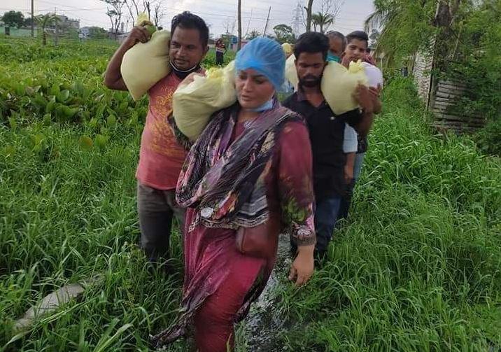 পানিবন্দি মানুষের জন্য কাঁধে করে ত্রাণ পৌছালেন নাসিক কাউন্সিলর দিনা