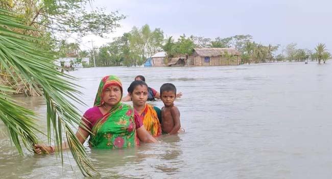 সংষ্কার হয়নি বেড়িবাঁধ, জোয়ার-ভাটার মধ্যেই জীবনযাপন করছে সাতক্ষীরার মানুষ