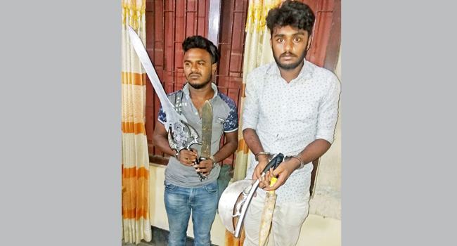 বগুড়ায় অস্ত্রসহ ২ সন্ত্রাসী গ্রেফতার