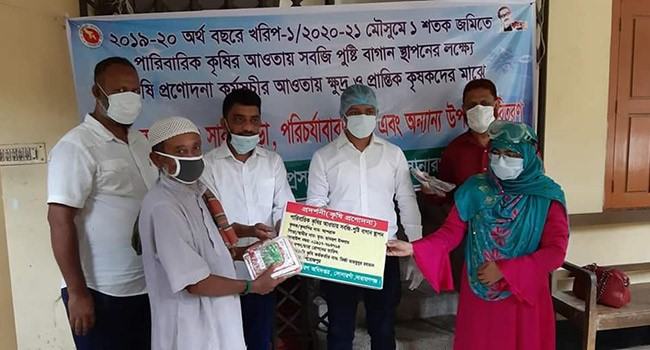 সোনারগাঁওয়ে ক্ষুদ্র ও প্রান্তিক কৃষকের মাঝে বিনামূল্যে বীজ ও সার বিতরণ
