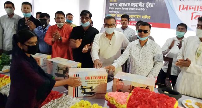 মিরসরাইয়ে দুস্থ ও অসহায় মহিলাদের মাঝে সেলাই মেশিন বিতরণ