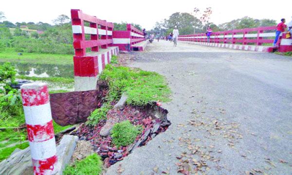 কপোতাক্ষ সেতুর সংযোগ সড়কে ফাটল : ঝুঁকিতে যান চলাচল