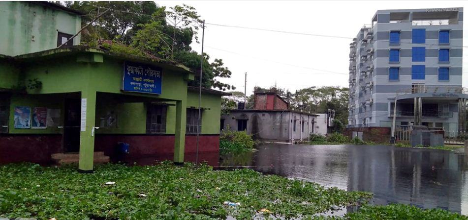 বৈরী আবহাওয়ায় উপকূলীয় এলাকার জনজীবন বিপর্যস্ত