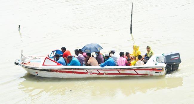 পটুয়াখালীতে স্বাস্থ্যবিধি না মেনে স্পিডবোটে যাত্রী পারাপার, ভাড়া দিগুণ