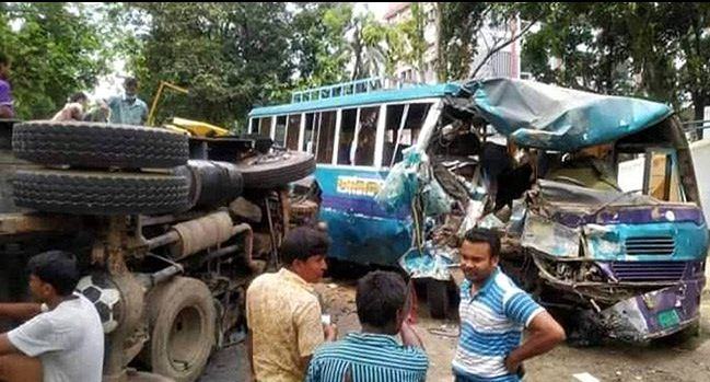 দিনাজপুরে বাস-ট্রাক সংঘর্ষে নিহত ১