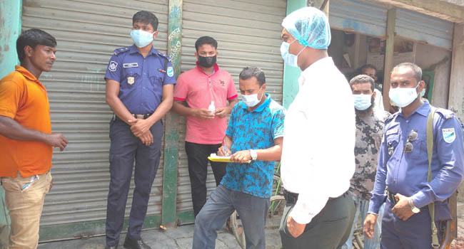 পাকুন্দিয়ায় মাস্ক না পরায় ১২ জনকে জরিমানা