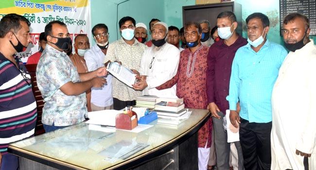 বগুড়ায় সহায়তার দাবিতে শ্রমিকদের স্মারকলিপি প্রদান