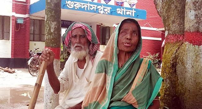 শ্বশুর-শাশুড়িকে তাড়িয়ে দিলেন পুত্রবধূ