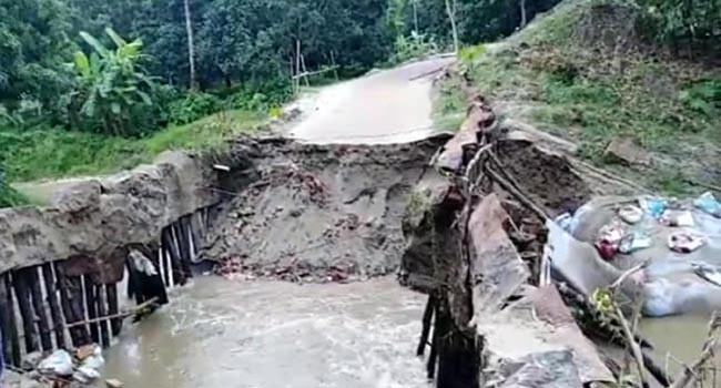 বাগাতিপাড়ায় রাস্তা ধসে গিয়ে চলাচল ব্যাহত