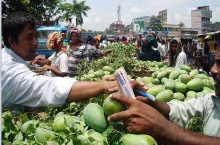 মহাসড়কে আমের বাজার, জনদুর্ভোগ চরমে