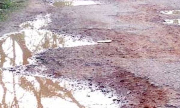 বেতাগীর হোসনাবাদের সড়কে গর্ত ও খানাখন্দে বেহাল দশা