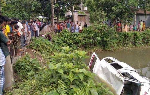 লাশবাহী অ্যাম্বুলেন্স নিয়ন্ত্রণ হারিয়ে পুকুরে, আহত ৭