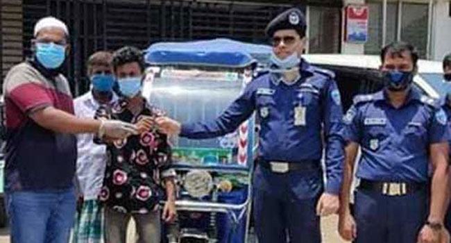 ৬১ লাখ টাকা ফিরে পাওয়ার পর অটোচালককে অটোবাইক উপহার