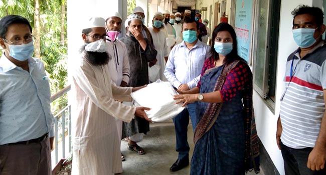 করোনায় মৃতদের দাফন কাজে ইমাম-ওলামাদের মাঝে ইউএনওর পিপিই প্রদান