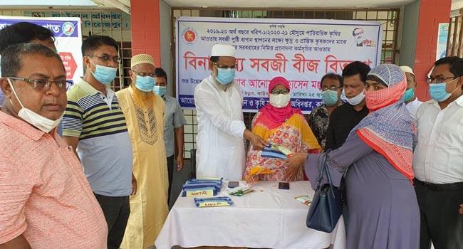 কাউখালীতে বিনামূল্যে সবজি বীজ বিতরণ
