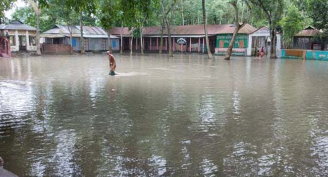 উত্তরে বন্যা : বাড়ছে দুর্ভোগ, ভাঙছে জনপদ-পাউবোর স্থাপনা, দুর্গতদের পাশে নেই কেউ