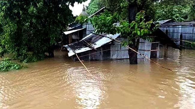 হঠাৎ বন্যায় লাখো মানুষ পানিবন্দী