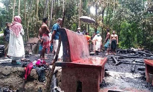 কাউখালীতে বসতঘর পুড়ে ছাই, ১০ লাখ টাকার ক্ষতি