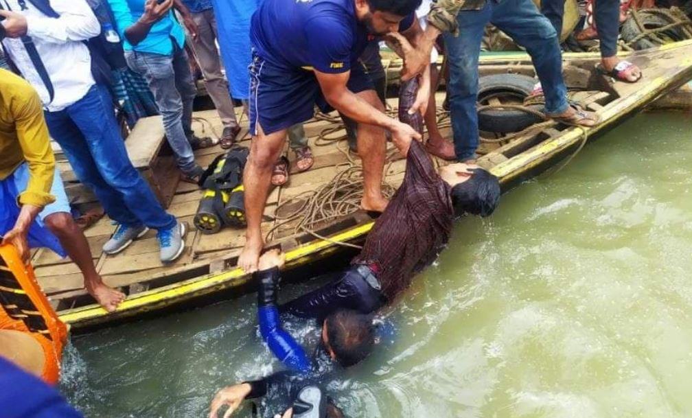 বুড়িগঙ্গায় লঞ্চডুবি, মৃতের সংখ্যা বেড়ে ৩০