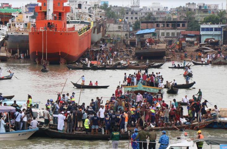 নিহতদের স্বজনদের আহাজারিতে ভারী হয়ে উঠেছিলো বুড়িগঙ্গার দু’পাশ