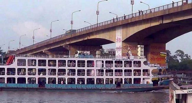 জাহাজের ধাক্কায় বুড়িগঙ্গা সেতুতে ফাটল, যান চলাচল বন্ধ