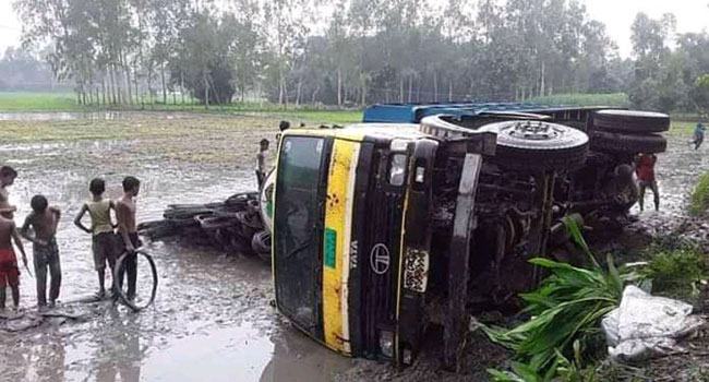 রংপুরে রডবোঝাই ট্রাক উল্টে ৪ শ্রমিক নিহত