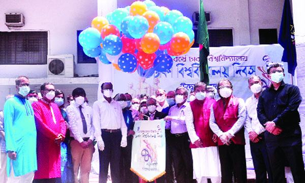 জ্ঞানচর্চার সাথে দেশের উন্নয়নে ভূমিকা রাখছে ঢাবি