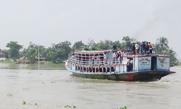 পদ্মায় তীব্র স্রোতে দৌলতদিয়া-পাটুরিয়ায় ফেরি চলাচল ব্যাহত