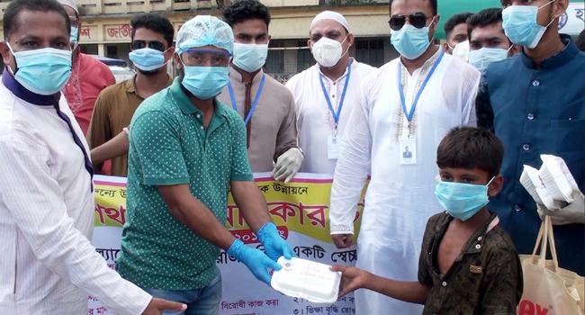 চাঁদপুরে পথশিশুদের মাঝে দুপুরের খাবার ও মাস্ক বিতরণ