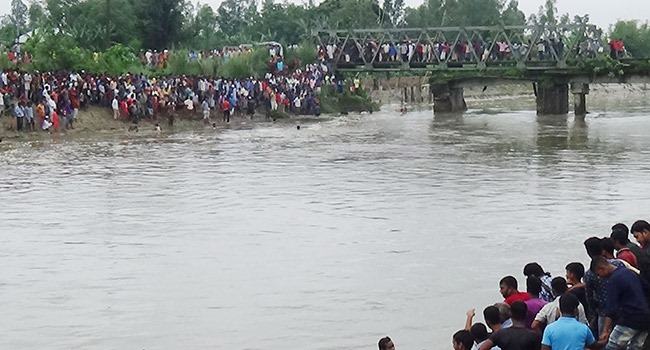 নানার কবরে মাটি দিয়ে ফেরার পথে নদীতে পড়ে নিখোঁজ ২ শিশু