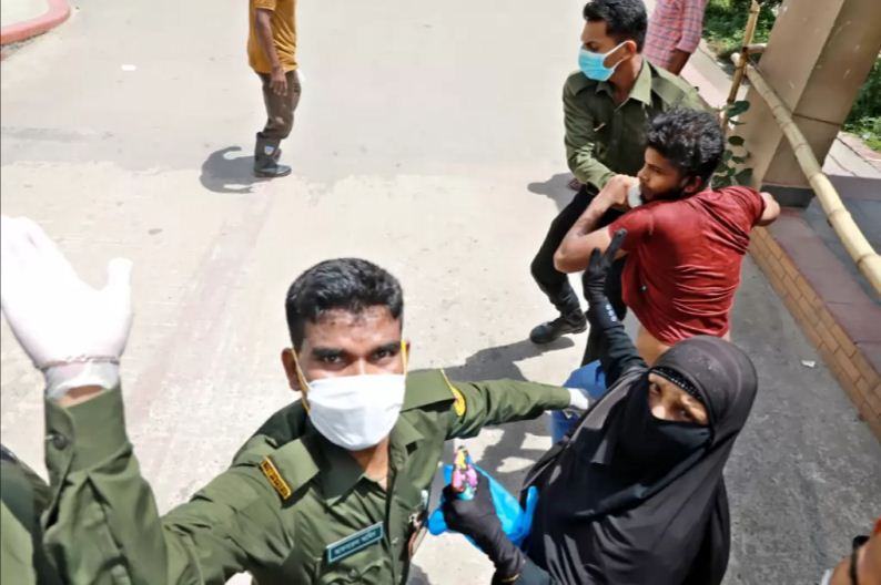 ক্যান্সার আক্রান্ত মায়ের করোনা টেষ্ট করাতে গিয়ে লাঞ্ছিত ছেলে