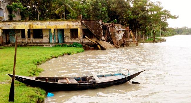 নদী গর্ভে বিলীন হচ্ছে স্কুলসহ বিভিন্ন স্থাপনা