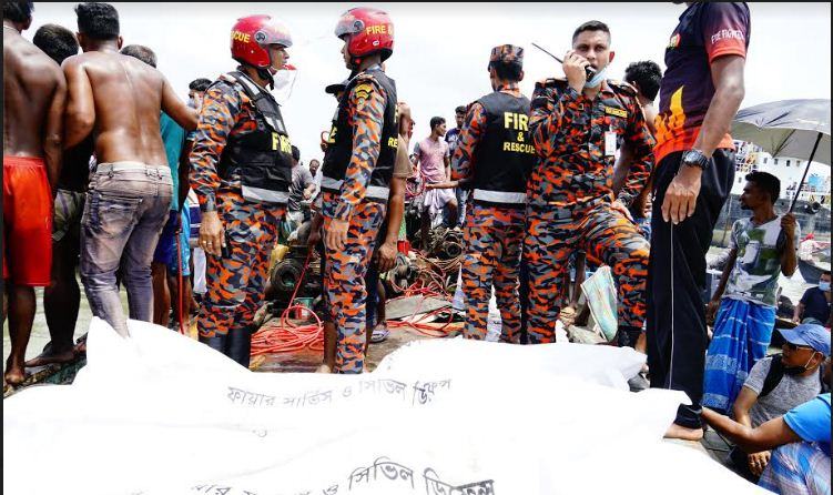 সদরঘাটে নৌকা ডুবির ঘটনায় এক যাত্রী নিখোঁজ
