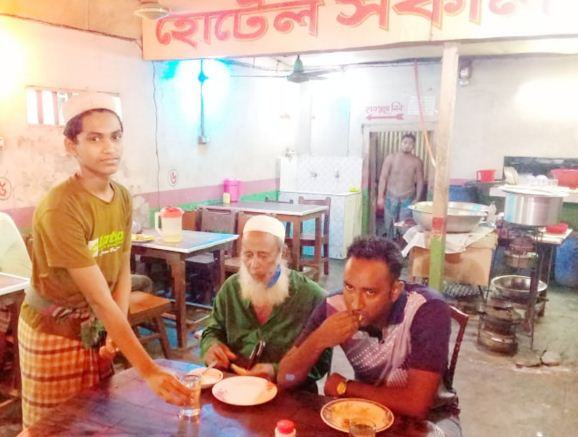 করোনায় মাদরাসা ছাত্র এখন ‘হোটেল বয়’