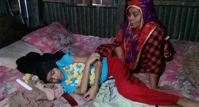বাঁচাতে চায় ক্যান্সার আক্রান্ত মনি