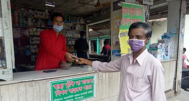 হিলিতে ৬ শতাংশ ছাড়ে ওষুধ বিক্রি