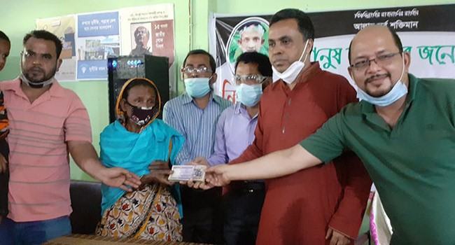 নবীনগরে প্রতিবেশীর হাতে নিহত জয়নালের পরিবারকে অনুদান দিয়েছে প্রবাসীরা
