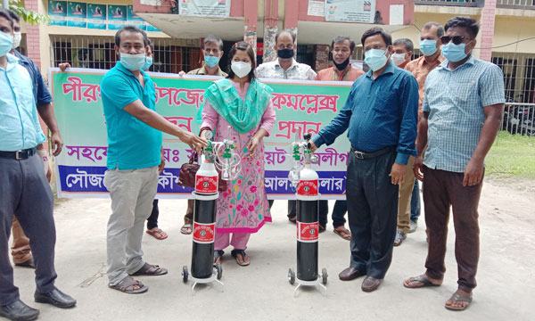 পীরগাছার করোনা রোগীদের অক্সিজেন সিলিন্ডার উপহার দিলেন বুয়েট ছাত্রলীগের সাবেক নেতারা