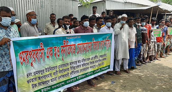 চৌহালীতে আওয়ামী লীগ নেতা ও ইউপি চেয়ারম্যানের অপসারণের দাবিতে মানববন্ধন
