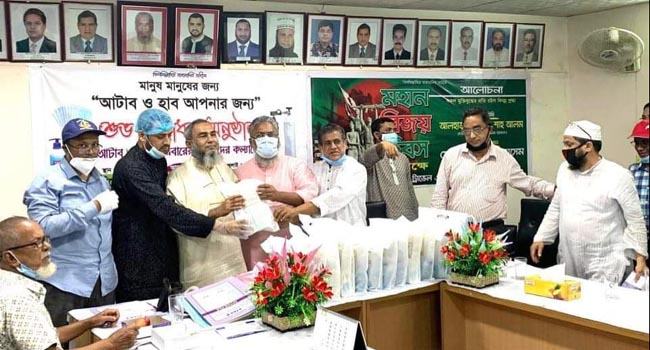 আটাব ও হাব চট্টগ্রাম জোনের উদ্যোগে অক্সিজেন, মাস্ক ও হ্যান্ড স্যানিটাইজার বিতরণ