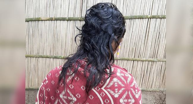 নেশার টাকা না পেয়ে স্ত্রীর চুল কেটে দিয়েছে পাষণ্ড স্বামী
